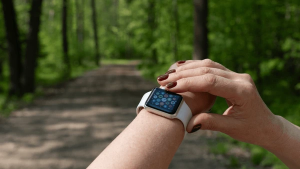 Apple Watch SE bärs under jogging